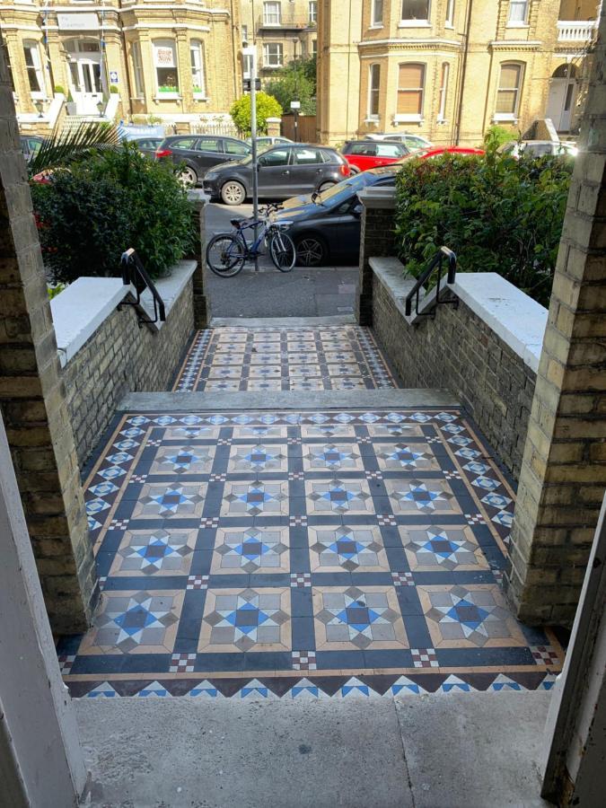 Vibrant Bohemian Seafront Flat Appartamento Hove Esterno foto