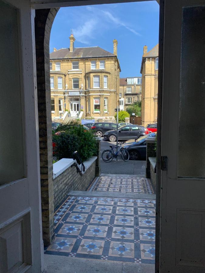 Vibrant Bohemian Seafront Flat Appartamento Hove Esterno foto