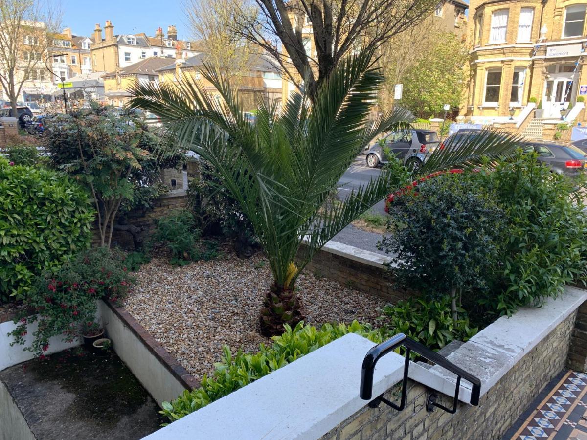Vibrant Bohemian Seafront Flat Appartamento Hove Esterno foto