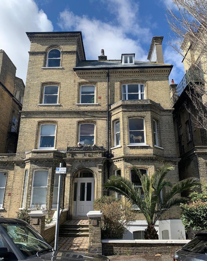Vibrant Bohemian Seafront Flat Appartamento Hove Esterno foto